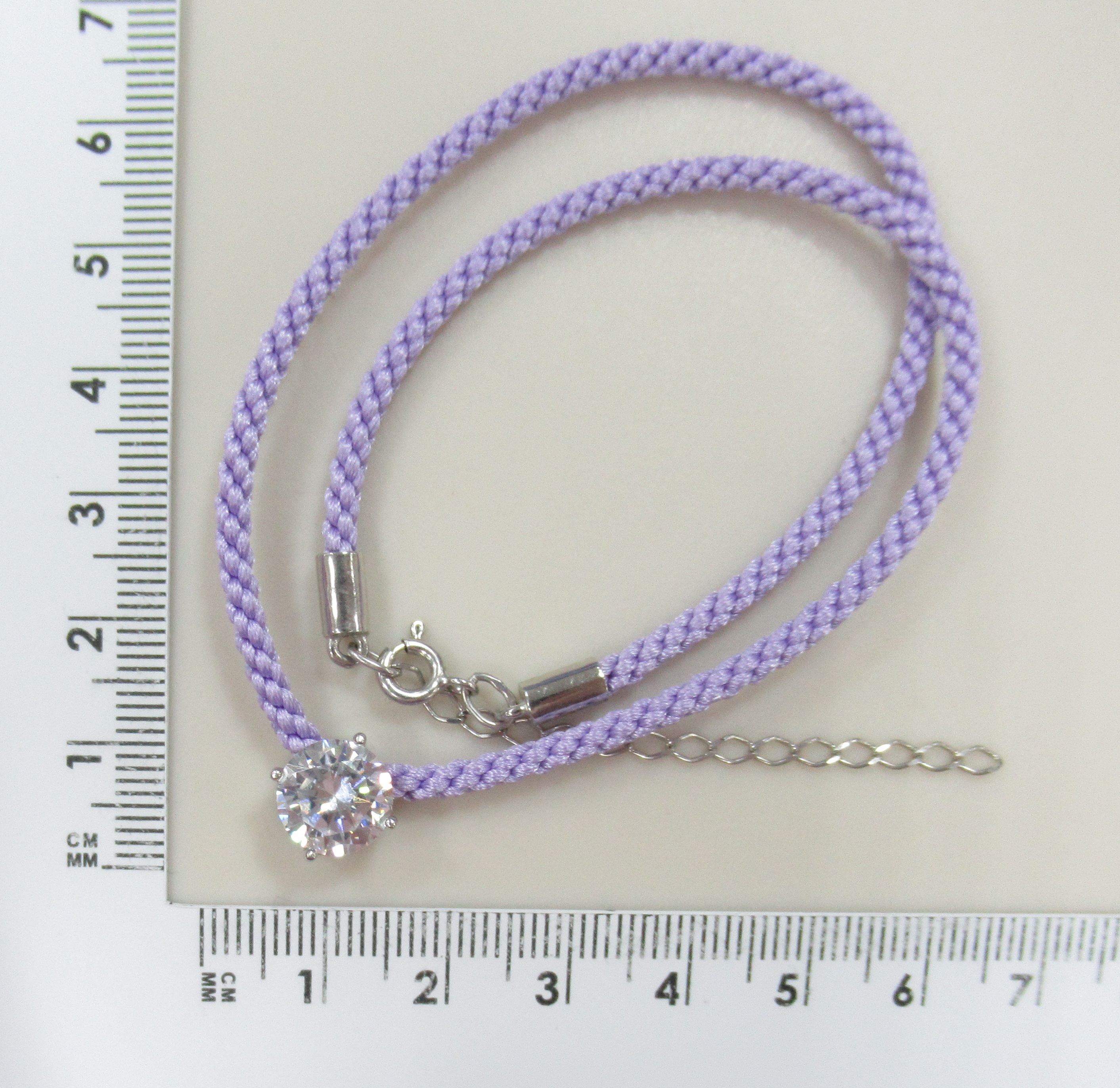 Серебряное колье 925 пробы; вставки 1 Фианит бесцв.; Текстиль сиреневый;